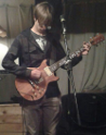 Lukas mit E-Gitarre